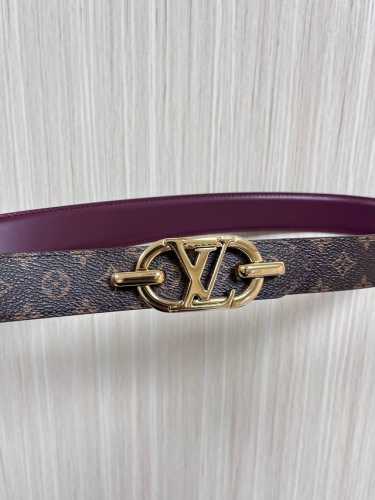 当季新款，腰带取材雍容牛皮革和 Monogram 帆布，便于随心切换两 式风尚。路易威登手写体标识化身为宽幅金属搭扣，于中央点亮视线 焦点，可为休闲和正式造型注