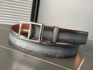 Berluti 布鲁提 新款上新 最新款男士腰带，高端质感感受，顶级擦色小牛皮质感极好，五金Logo立体分明，欧美风格走马蜡线手工缝制，色泽高端