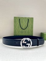Gucci 宽度4.0Cm 这款单品将品牌的过去与未来贯通在一起，以现代风格的全新设计诠释了经典设计元素。Guccio Gucci字母交织图案巧妙融入纹理和材质