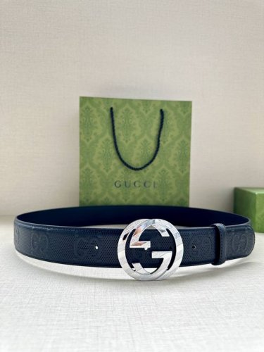 Gucci 宽度4.0Cm 这款单品将品牌的过去与未来贯通在一起，以现代风格的全新设计诠释了经典设计元素。Guccio Gucci字母交织图案巧妙融入纹理和材质