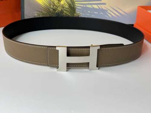 原单品质 随手实拍任何细节经得起检验，从材质到车线到油边到五金工艺，堪称完美，只有高品质才经得起如此随意无美颜无滤镜的真实展现，38Mm的宽度适合儒雅绅士的你。