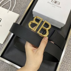 特 Balenciaga巴黎世家Bb 宽版腰带 这款Bb 版腰带来自Balenci设计细节，正面扣、尖尾，打孔式细节3.8Cm