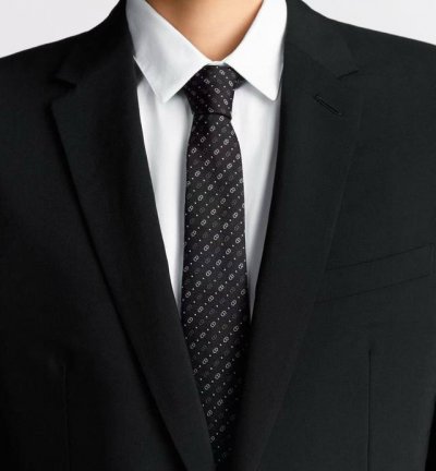 特 迪奥官方新款领带，Cd男士领带4色 Dior男士，稀有展现精湛手工与时尚优雅的理想选择，这款采用Do家最经典极具标志性Logo提花制成的领带，以同色调手法演