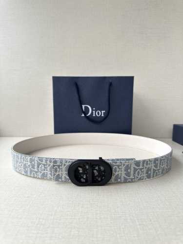 宽度3.5Cm Dior 受到标志性的同名手袋的启发 Montaigne腰带提供可翻转的版本 这要归功于其旋转机制 一侧采用天然光滑的小牛皮制成