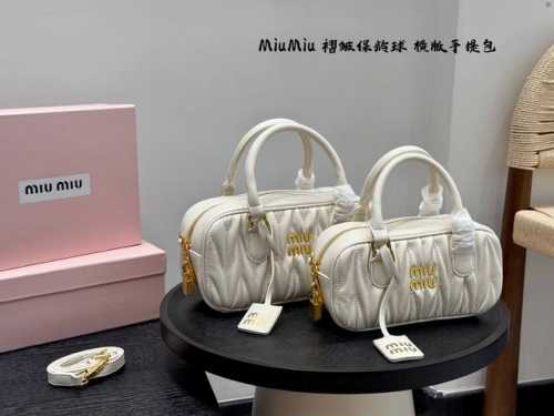 礼盒包装 尺寸27*13 大号 23*12 小号 缪缪Miumiu 绗缝褶皱保龄球手提包横版 甜度刚刚好 很难不爱的 散发着复古的气息 背上它不仅是公主也是女王