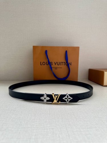 2.0宽 Lv Trio 双面腰带拼合细腻牛皮革和 Monogram 帆布，为中央金属搭扣聚焦 Lv Circle 标识 Monogram 花卉，雅致设计实现更