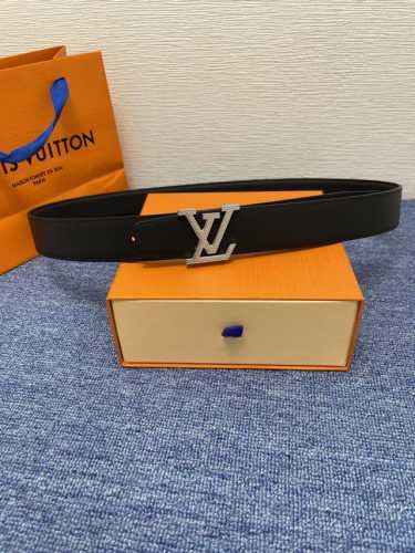 品牌Lv 3．5Cm 描述这款饰有Lv带扣的腰带配以水牛皮衬里，覆以Monogram 牛皮。展现细腻的品牌特质，是牛仔裤的理想配件 Lv字母带扣 Monogra