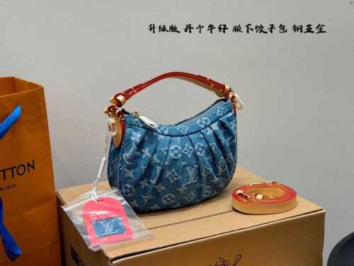 全套礼盒包装 升级版 钢五金 动态芯片！ Lv 丹宁牛仔配变色皮腋下包 饺子包 可单肩可斜挎的小元宝 真的好随性，布料柔软随意，更好搭。 颜色也没有那么刻意，非