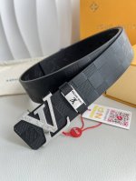 品名： Lv..路易..威登腰带皮带原单 型号：挂扣，经典纯钢材质字母挂扣，头层牛皮，图片实物拍摄 材料：头层牛皮，挂扣系列，纯钢材质扣头，钯镀电镀工艺永不掉色
