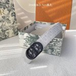 特P180 Dior这款金属覆层黄铜腰带扣采用“Dior”标志点缀，经典元素呈现全新风采。设计精巧，提升格调，打造优雅精致的造型。宽35Mm