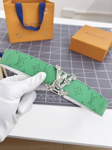 特 寬：40Mm 驢家新品 Nigo新品限量版 專櫃有售新品男士系列 訂製帆布面料飾有最新的圖案 搭配經典咖老花色系 經典鋼K字母搭扣 雙面用 兩種佩戴方式潮男