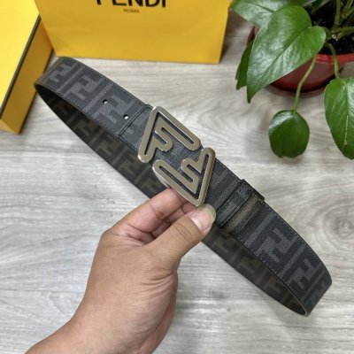 Fendi芬迪专柜同款 宽4.0Cm 双环正Ff按钉搭扣 黑色Cuoio Romano皮革材质 反面面料带有烟草黄和黑色Ff图案 黑色珐琅金属饰面 时尚经典 百