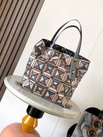 原单跑量 Issey Miyake Bao Bao 尺寸：34Cmx34Cm 三宅一生24年12月限定闪耀登场，特别费工的一款，经典6格来上一把色彩的拼接，每一