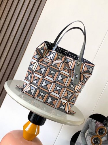 原单跑量 Issey Miyake Bao Bao 尺寸：34Cmx34Cm 三宅一生24年12月限定闪耀登场，特别费工的一款，经典6格来上一把色彩的拼接，每一
