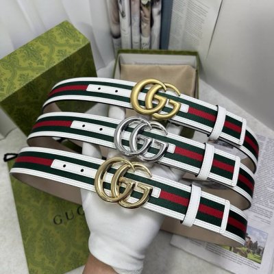 特 Gucccci 时尚经典款！颜色:白色，尺寸:3.8Cm，带身采用红绿织布头层牛皮包边制作，搭配新款Gg互扣式抛光铜金属扣头，意大利时尚精品