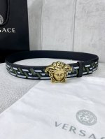 宽度4.0 Cm Versace 范思哲 此款经典的Versace腰带由柔软的小牛皮制成，饰有La Greca印花，并配有3D美杜莎腰带扣。