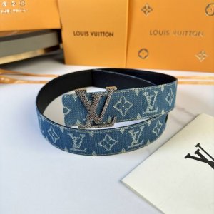 原版包裝 L0Uis Vuitt0N 專櫃最新升級版本 寬度40Mm 原廠定制牛仔帆布面壓刻有品牌圖案效果 進口柔軟小牛皮底 搭配新型字母搭扣 百搭易襯！