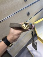 配送专柜包装 打孔针 特 宽20 Mm，原单进口双面头层牛皮，搭配原单钌钯电镀F钻扣，手感.油边近乎完美，原产掌纹皮料定制，双面可用，质感无可挑剔，出众的细节，