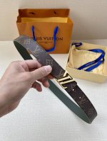特 本款 Lv Initiales 30 毫米双面腰带拥有 Damier 以金属 Lv Initiales 搭扣注入经典底蕴。