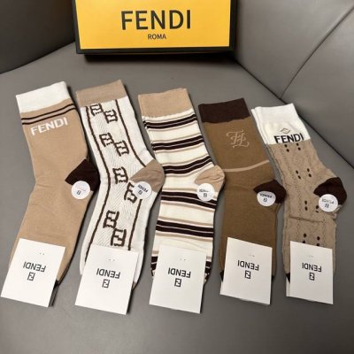 特 Fendi 芬迪老佛爷家新品长筒袜子 一盒五双 超级经典的双F标志，竹棉材质制造，透气舒适，超级Nice超火爆小单品，大牌出街，潮人必备超好搭