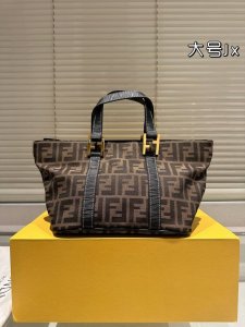 大号 Fendi奇奇怪怪的饺子包丑萌丑萌的耶 别有风味的一款，包型像是冬至会吃到的小饺子一样可爱，但加上Fd老花的图案，更像是暗黑风的小精灵♀！这款包包超级耐装