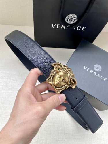 Versace 宽度3.8Cm 此款时尚的腰带采用粒面小牛皮革精制而成，饰有立体美杜莎搭扣。