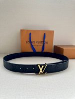 特 本款3.4宽 LV Initiales 双面腰带选用崭新荔枝皮革，以丰盈触感演绎图案的放大版本 金属 LV 搭扣呈现效果，摩登设计实现灵活搭配