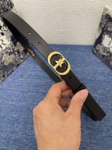 lucky 30 Montaigne Star 腰带P210 20 毫米黑色光滑牛皮革 编号: B0448Ubxx_M900。 这款 Lucky 30 Mont
