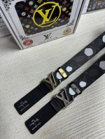 品名：Lv..路易..威登 材质：原单牛皮腰带 百分百头层牛皮腰带保证真皮，24K纯钢扣，专柜原单品质、做工精细，时尚大牌，送人自用首选 包装： 请认准如图专柜