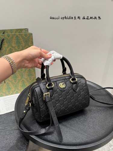 配礼盒 Gucci Ophidia系列 压花波士顿枕头包 以创意设计和创新功能焕新诠释经典图案，匠心缔造未来数年的珍藏之选。 焕新演绎品牌全新标志性单品系列，精
