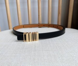 特 Loewe 罗意威 专柜最新同款腰带 选用光滑牛皮革腰带 配有亮面Loewe几何腰带扣五孔调节 卓越的工艺 个性的造型 精美的材质 宽：1.5