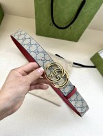 宽度4.0Cm Gucci 最新款双面腰带，一侧为Gg Supreme帆布，反面一侧为枣红色头层小牛皮。配以互扣式镶钻双G扣头采用真空电镀