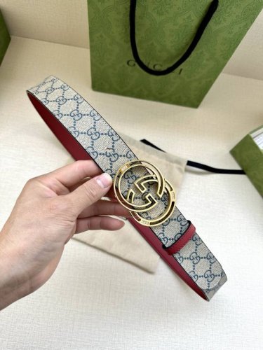 宽度4.0Cm Gucci 最新款双面腰带，一侧为Gg Supreme帆布，反面一侧为枣红色头层小牛皮。配以互扣式镶钻双G扣头采用真空电镀