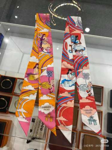 穿荷葉裙的女孩 爱马仕Hermes“ Carres Volants” Twilly小丝巾 Twilly小丝巾 100%桑蚕丝 这款小巧的真丝配饰佩戴方式千变万化