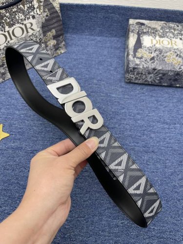 迪奥550 3. 5Cm 特 这款 30 Montaigne Avenue 腰带从同名手袋汲取灵感，采用黑色光滑 牛皮革精心制作，质感柔软，设计优雅，饰以富有光