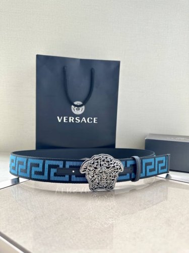 带宽3.8Cm Versace 范思哲 此款缎带腰带风格十分休闲，饰有标志性希腊回纹图案，可搭配休闲单品或高腰正装。 闭合式佩戴 希腊回纹图案 材质：100%聚