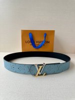 4.0宽 Lv Dimension Monogram HéRitage 双面腰带拼接素净皮革和 Monogram 涂层帆布，呈现经典设计的崭新演绎。品牌元素焕现