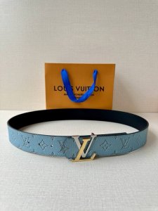 4.0宽 Lv Dimension Monogram HéRitage 双面腰带拼接素净皮革和 Monogram 涂层帆布，呈现经典设计的崭新演绎。品牌元素焕现