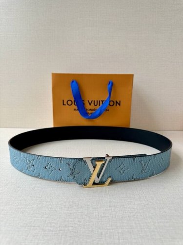 4.0宽 Lv Dimension Monogram HéRitage 双面腰带拼接素净皮革和 Monogram 涂层帆布，呈现经典设计的崭新演绎。品牌元素焕现