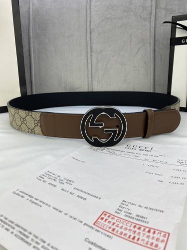 p210 宽度4.0Cm Gucci 这款腰带在春夏系列中惊艳亮相，采用以标志性米色/乌木色组合呈现的品牌双G精品钢扣字母交织图案，与黑色皮革材质相得益彰。双G