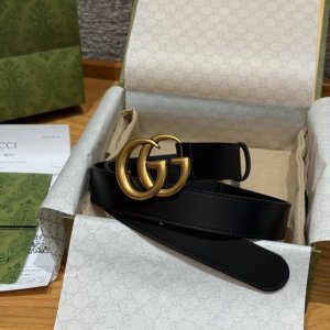 -平纹牛皮腰带，配饰继续引领G家全新系列的潮流，以丰富细节和实用功能演绎出众品质，经典的方式G搭扣元素令整款腰带更添魅力