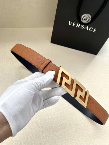 特 Versace 宽度3.0Cm 此款腰带由优质皮革制成，饰有La Greca彰显个性设计。该铆钉腰带饰有La Greca五金搭扣配件，打造Versace造型