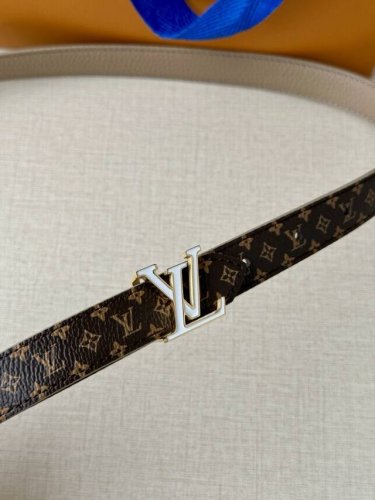 本款2.0宽Lv Iconic 双面腰带以中央 Lv Iconic 搭扣的耀目光泽道出品牌格调。皮革和 Monogram 帆布的细腻缝线见证匠心细节，纤细尺寸提