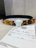 宽度4.0Cm Versace 范思哲 此款Palazzo腰带采用牛皮革面料制作，并饰有Le Pop Classique图案印花和标志性的美杜莎五金配件。
