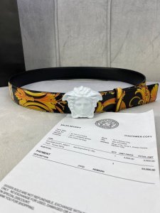 宽度4.0Cm Versace 范思哲 此款Palazzo腰带采用牛皮革面料制作，并饰有Le Pop Classique图案印花和标志性的美杜莎五金配件。