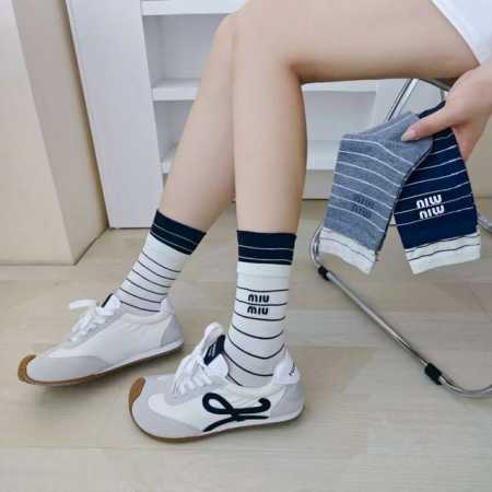配包装 一盒三双 Miumiu 缪缪高品质超级爆款网红袜子Miu家官网同步饰品字母中筒袜，Ins明星网红推荐火爆至极纯棉材质，轻薄柔软透气，四季通用，欧美大牌街 - 点击图像关闭