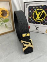 品名：Lv..路易..威登原单 材质：原单牛皮腰带 百分百头层牛皮腰带保证真皮，24K纯钢扣，专柜原单品质、做工精细，时尚大牌，送人自用首选 包装： 请认准如图