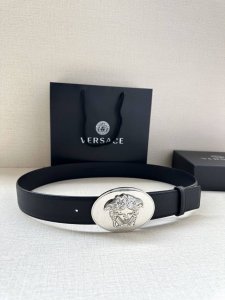 宽度：4.0Cm 范思哲 此款椭圆五金配件、腰带饰有标志性的Versace美杜莎头像扣，彰显品牌格调。是一款精美的衣橱必备单品。