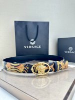 宽度4.0Cm Versace 范思哲 这款柔软鳄鱼皮饰带搭配一枚椭圆形美杜莎带扣。腰带饰有一枚金属圈环，宛如点睛之笔，本季标志性的Versace饰件点缀其上，