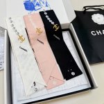 香奈儿Twilly小丝巾来了Chanel25 新品真漂亮啊 闪亮上市。名副其实的小可爱，材质:100%斜纹真丝尺寸120 6Cm